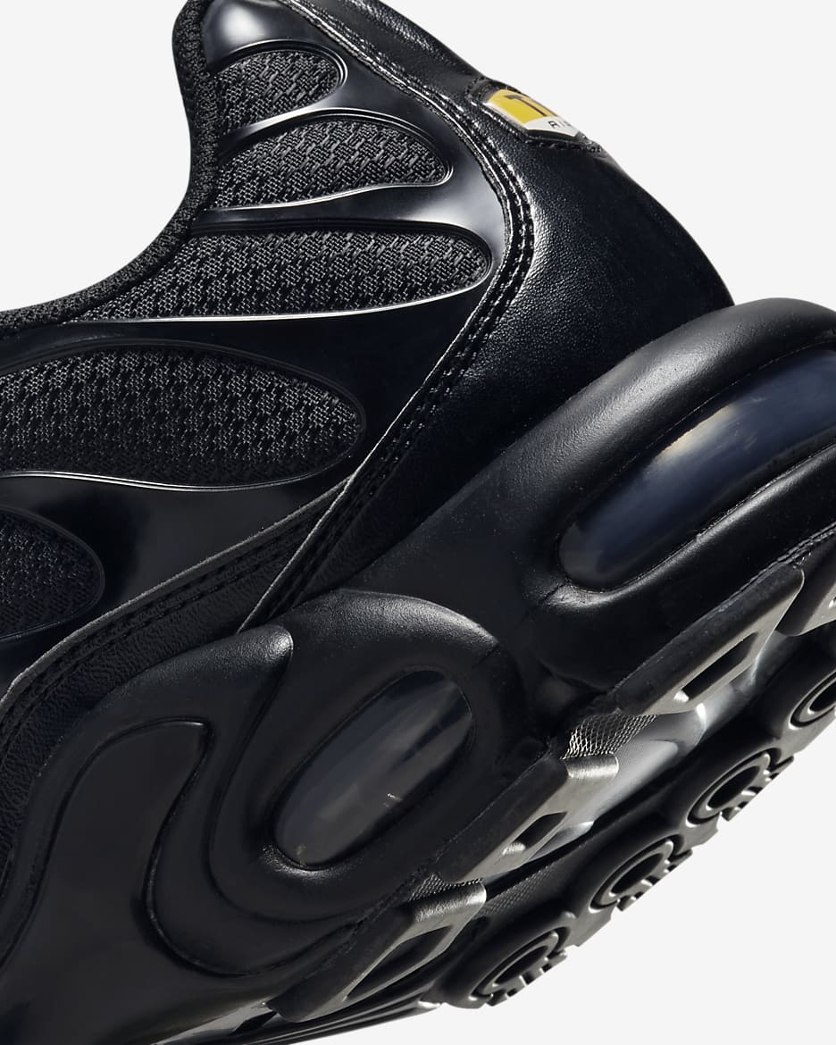 Black 'air max plus sale hotsell